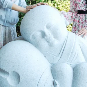 幸せを呼ぶ3体の石像