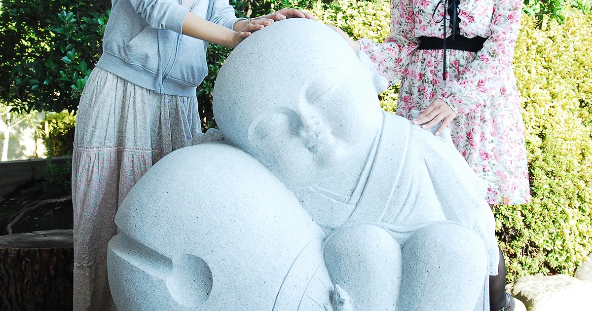 幸せを呼ぶ3体の石像